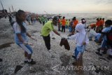 Sejumlah pelajar memungut sampah yang berserakan di sepanjang Pantai Kenjeran, Surabaya, Jawa Timur, Selasa (28/2). Kegiatan bersih-bersih pantai yang diikuti oleh ratusan pelajar dari berbagai sekolah di Surabaya tersebut dalam rangka memperingati Hari Peduli Sampah Nasional. Antara Jatim/Moch Asim/zk/17