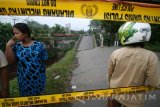 Warga menerobos garis polisi guna mengamati jembatan jalur utama Kediri-Tulungagung yang roboh di Desa Ngadi, Kediri, Jawa Timur, Selasa (28/2). Jembatan berusia empat tahun tersebut roboh karena derasnya debit air sungai Jugo sehingga warga harus memutar sejauh 5 km melewati jalur altenatif bila hendak menuju Kediri ke Tulungagung ataupun sebaliknya. ANTARA FOTO/Prasetia Fauzani/17