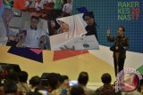 Presiden Joko Widodo menyampaikan arahan saat membuka Rapat Kerja Kesehatan Nasional Tahun 2017 dan Peluncuran Wajib Kerja Dokter Spesialis (WKDS) serta Pembangunan 124 Puskesmas Perbatasan di Jakarta, Selasa (28/2). Presiden mengajak pengelola dan petugas kesehatan di Puskesmas lebih aktif mengampanyekan gaya hidup sehat kepada masyarakat. ANTARA FOTO/Puspa Perwitasari/wdy/17