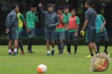 Pelatih Timnas U-22 Luis Milla (ketiga kiri) memimpin jalannya seleksi tahap kedua pemain Timnas U-22 di Lapangan Sekolah Pelita Harapan, Karawaci, Tangerang, Selasa (28/2/2017). Luis Milla memanggil 26 pesepak bola dari klub yang tidak berlaga di semifinal Piala Presiden 2017 untuk mengikuti seleksi tahap kedua yang berlangsung dari 28 Februari hingga 2 Maret 2017. (ANTARA FOTO/Sigid Kurniawan)