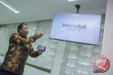 Pimpinan Bawaslu, Nasrullah, menunjukan logo Bawaslu TV saat Diskusi Publik Pengawasan TPS Berbasis IT dan Launching Bawaslu TV di gedung Bawaslu, Jakarta, Senin (13/2). Pengawasan TPS berbasis IT merupakan bagian dari strategi pengawasan agar dapat mendokumentasikan kegiatan di TPS melalui video dan foto sehingga meminimalisir kecurangan dalam penyelenggaraan Pilkada serentak. Dengan adanya Bawaslu TV masyarakat dapat mengetahui informasi yang berkaitan dengan pengawasan pemilu. ANTARA FOTO/Aprillio Akbar/wdy/17.