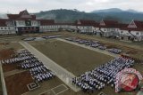 Ribuan Aparatur Sipil Negara dan Sejumlah Pegawai Jajaran Pemerintah Kabupaten Tapanuli Selatan Antusias Mengikuti Apel Bersama Minggu di Komplek Perkantoran Bupati, Sipirok, Rabu 1 Februari 2017. Antusiasnya Para Pegawai mengikuti Apel bersama Tidak Lepas dari Semakin Kerasnya Bupati Syahrul M.Pasaribu SH dalam peningkatan Disiplin kepada jajarannya. (Antarasumut/kodir)