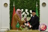 Menteri Agama Lukman Hakim Syaifuddin (kanan) berjabat tangan dengan Menteri Urusan Islam, Dakwah dan Bimbingan Arab Saudi Sheikh Saleh Abdulaziz Al-Alsheikh (kiri) usai penandatanganan kerjasama kedua negara di Istana Bogor, Rabu (1/3/2017). Dalam kunjungan kenegaraan Raja Salman bin Abdulaziz Al-Saud, ditandatangani 11 kerjasama bilateral. (ANTARA FOTO/Puspa Perwitasari)