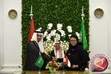 Menteri Luar Negeri Retno Marsudi (kanan) berjabat tangan dengan Menteri Luar Negeri Arab Saudi Nizar Obaid Madani (kiri) usai penandatanganan kerjasama kedua negara di Istana Bogor, Rabu (1/3/2017). Dalam kunjungan kenegaraan Raja Salman bin Abdulaziz Al-Saud, ditandatangani 11 kerjasama bilateral. (ANTARA FOTO/Puspa Perwitasari)