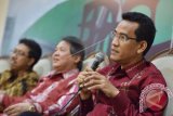 Ketua Panitia Perancang Undang-Undang (PPUU) DPD Afnan Hadikusumo (kiri), anggota Baleg DPR Fraksi PDI Perjuangan Hendrawan Supratikno (tengah), dan pengamat Hukum Tata Negara Refli Harun menjadi pembicara pada dialog kenegaraan di Kompleks Parlemen, Senayan, Jakarta, Rabu (1/3). Diskusi itu mengangkat tema Mengapa Revisi UU MD3 Terbatas. ANTARA FOTO/Wahyu Putro A/wdy/17