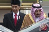Presiden Joko Widodo (kiri) menyambut Raja Salman bin Abdulaziz Al-Saud dari Arab Saudi (kanan) yang tiba di Bandara Halim Perdanakusuma, Jakarta, Rabu (1/3/2017). Kunjungan kenegaraan Raja Salman pada 1-9 Maret ke Indonesia diharapkan menjadi momentum untuk mendorong investasi dari Timur Tengah. (ANTARA/Rosa Panggabean)