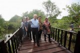 Wali Kota Surabaya Tri Rismaharini (kanan) berbincang dengan Duta Besar Amerika Serikat (AS) Joseph R Donovan (tengah) didampingi Konjen AS untuk Surabaya Heather Variava (kedua kiri) saat berkunjung ke Ekowisata Mangrove Wonorejo di Surabaya, Jawa Timur, Rabu (1/3). Kunjungan tersebut bertujuan untuk menyaksikan secara langsung beberapa proyek lingkungan di Surabaya sekligus membangun komitmen khusus di antara kedua belah pihak dalam menjaga kelestarian mangrove dan ekosistem di sekitarnya. Antara Jatim/Moch Asim/zk/17