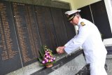 Kepala Staf Angkatan Laut Belanda Lieutenant General (RNMC) Rob Verkerk menabur bunga saat ziarah ke Ereveld (Makam Kehormatan) Kembang Kuning, Surabaya, Jawa Timur, Rabu (1/3). Ziarah tersebut untuk menghormati prajurit Angkatan Laut yang gugur dalam pertempuran perang dunia ke II melawan tentara Jepang di laut Jawa, pada 27 Februari 1942 yang menewaskan sekitar 4000 tentara Belanda, Amerika Serikat, Australia dan Inggris. Antara Jatim/M Risyal Hidayat/zk/17