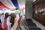 Panglima Komando Armada RI Kawasan Timur (Pangarmatim) Laksamana Muda TNI Darwanto (kanan) didampingi Kepala Staf Angkatan Laut Belanda Lieutenant General (RNMC) Rob Verkerk (kanan) meletakkan karangan bunga saat ziarah ke Ereveld (Makam Kehormatan) Kembang Kuning, Surabaya, Jawa Timur, Rabu (1/3). Ziarah tersebut untuk menghormati prajurit Angkatan Laut yang gugur dalam pertempuran perang dunia ke II melawan tentara Jepang di laut Jawa, pada 27 Februari 1942 yang menewaskan sekitar 4000 tentara Belanda, Amerika Serikat, Australia dan Inggris. Antara Jatim/M Risyal Hidayat/zk/17