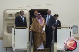Raja Salman bin Abdulaziz Al-Saud dari Arab Saudi (tengah) tiba di Bandara Halim Perdanakusuma, Jakarta, Rabu (1/3/2017). Kunjungan kenegaraan Raja Salman pada 1-9 Maret ke Indonesia diharapkan menjadi momentum untuk mendorong investasi dari Timur Tengah. (ANTARA/Rosa Panggabean)