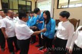 Direktur Politeknik Negeri Jember Nanang Dwi Wahyono (kiri) menyambut kedatangan mahasiswa Jiangsu Agri-animal Husbandary Vocational College (Jiangsu China) di Kampus Politeknik setempat, Rabu (1/3). Sebanyak 12 mahasiswa Jiangsu China menempuh pendidikan di Politeknik Negeri Jember sebagai program pertukaran pelajar, sedangkan sebanyak 20 mahasiswa Politeknik Negeri Jember menempuh pendidikan di Jiangsu China. Antara Jatim/Zumrotun Solichah/zk/17