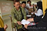 Sejumlah pengurus panti asuhan antre untuk menerima dana bantuan sosial dari PT Industri Kereta Api (Inka) saat peluncuran program bantuan sosial Inka Peduli Masyarakat di ruang pertemuan Inka Madiun, Jawa Timur, Kamis (2/3). PT Inka mengalokasikan dana Corporate Social Responsibility (CSR) sebesar Rp 600 juta untuk bantuan sosial 33 panti asuhan di enam daerah di Jatim selama 2017. Antara Jatim/Siswowidodo/zk/17