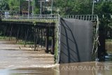 Kondisi jembatan Mrican pehubung Kota dengan Kabupaten Kediri yang roboh di Desa Jong Biru, Kediri, Jawa Timur, Kamis (2/3). Jembatan sepanjang 130 meter peninggalan kolonial Belanda tersebut roboh karena tidak kuat menahan derasnya arus sungai Brantas. Antara Jatim/Prasetia Fauzani/zk/17