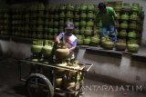 Seorang pengecer menata elpiji bersubsidi ukuran 3 kilogram untuk dijual ke pelanggannya di sebuah gudang agen elpiji di Malang, Jawa Timur, Rabu (2/3). Pemerintah melalui Kementerian Energi dan Sumber Daya Mineral berupaya mengontrol pemakaian subsidi elpiji dengan memangkas jumlah penerima subsidi elpiji ukuran 3 kilogram dari 54,7 juta rumah tangga penerima menjadi hanya 26 juta rumah tangga penerima pada tahun 2018 melalui program subsidi tertutup. Antara Jatim/Ari Bowo Sucipto/zk/17.