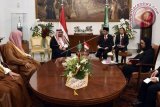 Presiden Joko Widodo (ketiga kanan) berbincang dengan Raja Salman bin Abdulaziz Al-Saud dari Arab Saudi (kedua kiri) dalam pertemuan empat mata di Istana Bogor, Jawa Barat, Rabu (1/3). Presiden mengatakan bahwa kunjungan tersebut menjadi titik tolak bagi peningkatan hubungan kerja sama Indonesia dan Arab Saudi.
