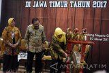 Menteri Sosial Khofifah Indar Parawansa (kanan) didampingi Gubernur Jawa Timur Soekarwo (tengah) dan Kadinsos Jawa Timur  Sukesi (kiri) menabuh gong ketika menghadiri pembukaan Rapat Koordinasi Sinergitas Bantuan Sosial Non Tunai di Jawa Timur 2017 di Gedung Negara Grahadi Surabaya, Jawa Timur, Kamis (2/3). Dalam kesempatan tersebut Mensos menargetkan 10 juta e-Warung seluruh Indonesia pada tahun 2018  pemerintah diminta menyiapkan di APBN-P. Untuk Jatim, tahun ini ada tambahan 2.800 e-Warung. Antara Jatim/M Risyal Hidayat/zk/17