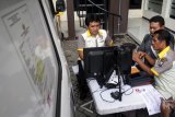 Warga melakukan pengurusan Surat Keterangan Catatan Kepolisian (SKCK) di mobil SKCK online keliling dihalaman polresta Sidoarjo, Jawa Timur, Kamis (2/3). SKCK online tersebut bertujuan untuk mempermudah masyarakat dalam proses pengurusan tanpa persyaratan yang ribet saat proses pengurusan. Antara Jatim/Umarul Faruq/zk/17