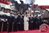 Raja Arab Saudi Salman bin Abdulaziz Al-Saud (keempat kiri) saat bersama Ketua MPR Zulkifli Hasan, Ketua DPR Setya Novanto, Ketua DPD Muhammad Saleh (ketiga kanan) beserta wakil ketua DPR berfoto bersama ketika melakukan kunjungan kenegaraan di Ruang Rapat Paripurna I di Gedung Parlemen, Jakarta, Kamis (2/3/17). Pada hari kedua kunjungan kenegaraannya ke Indonesia, Raja Salman mengunjungi DPR, Masjid Istiqlal dan melakukan pertemuan dengan tokoh agama di Istana Merdeka, Jakarta. (ANTARA FOTO/Wahyu Putro A).  