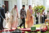 Raja Arab Saudi Salman bin Abdulaziz Al-Saud (kedua kiri) ditemani Presiden Joko Widodo (ketiga kiri) saat bersiap menanam pohon Ulin di halaman tengah Istana, Jakarta, Kamis (2/3/17). Pohon ulin yang ditanam dijuluki sebagai kayu besi yang merupakan kayu khas Kalimantan. (FOTO Liputan6.com/Angga Yuniar/POOL/Dok). 