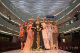 Sejumlah model memperagakan busana pada Surabaya Fashion Trend (SFT) 2017 di Surabaya, Jawa Timur, Jumat (3/3). Surabaya Fashion Trend 2017 yang  mengusung tema 'Global Culture' tersebut menampilkan puluhan karya dari 22 desainer yang tergabung dalam Asosiasi Perancang Pengusaha Mode Indonesia (APPMI) dan digelar hingga 5 Maret 2017. Antara Jatim/Moch Asim/zk/17