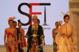 Sejumlah model memperagakan busana pada Surabaya Fashion Trend (SFT) 2017 di Surabaya, Jawa Timur, Jumat (3/3). Surabaya Fashion Trend 2017 yang  mengusung tema 'Global Culture' tersebut menampilkan puluhan karya dari 22 desainer yang tergabung dalam Asosiasi Perancang Pengusaha Mode Indonesia (APPMI) dan digelar hingga 5 Maret 2017. Antara Jatim/Moch Asim/zk/17