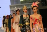 Sejumlah model memperagakan busana pada Surabaya Fashion Trend (SFT) 2017 di Surabaya, Jawa Timur, Jumat (3/3). Surabaya Fashion Trend 2017 yang  mengusung tema 'Global Culture' tersebut menampilkan puluhan karya dari 22 desainer yang tergabung dalam Asosiasi Perancang Pengusaha Mode Indonesia (APPMI) dan digelar hingga 5 Maret 2017. Antara Jatim/Moch Asim/zk/17