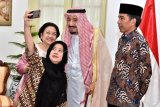 Presiden Joko Widodo (kanan), Raja Arab Saudi Salman bin Abdul Aziz Al-Saud (kedua kanan), mantan Presiden Megawati Soekarnoputri (kiri) dan Menko PMK Puan Maharani (kedua kiri) melakukan swafoto (wefie) di Istana Merdeka, Jakarta, Kamis (2/3). ANTARA FOTO/SETPRES/Agus Suparto/wsj/foc/17.