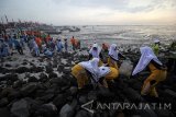 Sejumlah pelajar memungut sampah yang berserakan di sepanjang Pantai Kenjeran, Surabaya, Jawa Timur, Selasa (28/2). Kegiatan bersih-bersih pantai yang diikuti oleh ratusan pelajar dari berbagai sekolah di Surabaya tersebut dalam rangka memperingati Hari Peduli Sampah Nasional. Antara Jatim/Moch Asim/zk/17