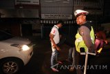 Polisi memeriksa warga saat Operasi Cipta Kamtibmas di Jalan Undaan Wetan, Surabaya, Jawa Timur, Minggu (5/3) dini hari. Kegiatan rutin bersifat statis yang digelar oleh Polrestabes Surabaya tersebut guna mempersempit ruang gerak pelaku kejahatan jalanan dan peredaran narkoba. Antara Jatim/Didik Suhartono/zk/17