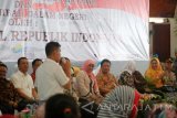 Menteri Sosial Khofifah Indar Parawansa didampingi Bupati Bojonegoro Suyoto (kirinya) menyaksikan salah seorang pelajar menyanyi, Minggu (5/3). Di Bojonegoro Khofifah Indar Parawansa menyerahkan secara simbolis bantuan 'nontunai' program keluarga harapan (PKH) kepada keluarga penerima manfaat. Antara Jatim/Foto/Slamet Agus Sudarmojo/zk/17.  