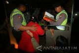 Seorang perempuan yang diduga melakukan tindakan asusila saat terjaring razia di salah satu rumah indekos Kelurahan Semampir, Kota Kediri, Jawa Timur, Jumat (3/3) malam. Razia gabungan Satpol PP, Kepolisian, dan TNI di sejumlah rumah indekos sekitar eks lokalisasi yang berhasil menjaring 15 pasang bukan suami istri dengan 3 pasang di antaranya masih di bawah umur tersebut bertujuan menangkal kembalinya praktik prostitusi pasca penggusuran eks lokalisasi Semampir. Antara Jatim/Prasetia Fauzani/zk/17