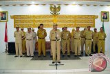 Para pegawai lingkup Pemkab Batola, Kalsel termasuk pejabat eselon II, III, dan IV diberikan pengarahan oleh Sekretaris Daerah (Sekda) Ir H Supriyono, saat apel  di ruang aula Selidah Kantor Bupati Batola, Senin (6/3). Foto:Antaranews Kalsel/Arianto/G.