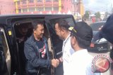 Walikota Pangkalpinang M. Irwansyah (kanan) ketika menyambut Menteri Pemuda dan Olahraga Republik Indonesia Imam Nahrawi (kiri)untuk membuka event MXGP 2017 di Sirkuit GOR Sahabuddin Pangkalpinang, Minggu (5/3).  (Foto Antara/ Aprionis)