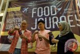 Direktur Nafoura Kurma Water, Deny (kiri) bersama dua orang bloger mencoba minuman "Nafoura Kurma Water" pada kegiatan Water Instafoody Meet, di Medan, Sumatera Utara, Sabtu (4/3). Water Instafoody Meet merupakan kegiatan yang mendukung kolaborasi nitizen yang sangat berpengaruh di Instagram untuk mempopulerkan kuliner di Medan. ANTARA SUMUT/Irsan Mulyadi/17