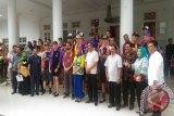 Wakil Walikota Pangkalpinang M Sopian (baju putih tengah) berfoto bersama saat acara ramah tamah dengan para crosser MXGP 2017 di Rumah Dinas Walikota Pangkalpinang, Jumat (3/3) sore.  (Foto Antara/Try Mustika Hardi)