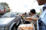 Sejumlah peternak ayam petelur yang tergabung dalam Paguyuban Peternak Rakyat Nasional (PPRN) membagi-bagikan telur saat menggelar aksi damai di depan Kantor Pemkab Blitar, Jawa Timur, Selasa (7/3). Dalam aksinya, peternak menuntut pemerintah untuk turun tangan dalam mengatasi harga jual telur yang semakin anjlok, hingga mencapai Rp.13 ribu perkilogramnya dari harga normal Rp.16 ribu per kilogram. Antara Jatim/Irfan Anshori/zk/17