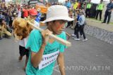 Sejumlah peternak ayam petelur yang tergabung dalam Paguyuban Peternak Rakyat Nasional (PPRN) melakukan aksi teatrikal saat menggelar aksi damai di depan Kantor Pemkab Blitar, Jawa Timur, Selasa (7/3). Dalam aksinya, peternak menuntut pemerintah untuk turun tangan dalam mengatasi harga jual telur yang semakin anjlok, hingga mencapai Rp.13 ribu perkilogramnya dari harga normal Rp.16 ribu per kilogram. Antara Jatim/Irfan Anshori/zk/17