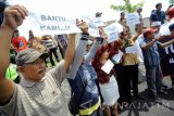 Sejumlah peternak ayam petelur yang tergabung dalam Paguyuban Peternak Rakyat Nasional (PPRN) membawa poster berisi tuntutan saat menggelar aksi damai di depan Kantor Pemkab Blitar, Jawa Timur, Selasa (7/3). Dalam aksinya, peternak menuntut pemerintah untuk turun tangan dalam mengatasi harga jual telur yang semakin anjlok, hingga mencapai Rp.13 ribu perkilogramnya dari harga normal Rp.16 ribu per kilogram. Antara jatim/Irfan Anshori/zk/17