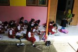 Siswa kelas satu mengikuti kegiatan belajar mengajar (KBM) di teras SDN Candijati 1, Arjasa, Jember, Jawa Timur, Selasa (7/3). Puluhan siswa kelas 1,2 dan 3 terpaksa mengikuti KBM di teras sekolah serta musala karena kayu plafon atap kelas ambruk. Antara Jatim/Seno/zk/17