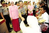 Kapolda Kalbar, Jenderal Tito Karnavian (tiga kiri) didampingi Kepala Pusat Kedokteran dan Kesehatan (Kapusdokkes) Mabes Polri, Brigjen Pol dr Arthur Tampi (kiri) menyalami pasien yang mengikuti bhakti kesehatan Polri di halaman Auditorium Universitas Tanjungpura, Pontianak, Kalbar, Senin (6/3). Pusdokkes Mabes Polri bersama Fakultas Kedokteran Universitas Tanjungpura menggelar bhakti kesehatan untuk masyarakat berupa sunatan massal, operasi katarak dan donor darah. ANTARA FOTO/Jessica Helena Wuysang/17