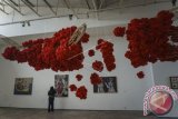 Pengunjung mengamati karya saat pameran seni bertajuk 'Antagonism' di Sangkring Art Space, Nitiprayan, Bantul, DI Yogyakarta, Selasa (7/3). Pameran tunggal yang menampilan karya seniman muda Agni Saraswati tersebut berlangsung hingga 15 Maret 2017. ANTARA FOTO/Hendra Nurdiyansyah/wdy/17.