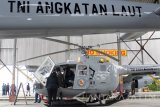 Sejumlah mahasiswa dari Fakultas Humaniora President University melihat helikopter BO-105 Bolcow di Puspenerbal lanudal Juanda Surabaya di Sidoarjo, Jawa Timur, Selasa (7/3). Kunjungan tersebut dalam rangka Internasional Relationship Decent Visit To Maritime Instituetions yang bertujuan untuk meningkatkan pengetahuan para mahasiswa terhadap Pesawat Udara TNI AL yang bertugas melaksanakan operasi patroli maritim. Antara Jatim/Umarul Faruq/zk/17