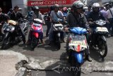 Relawan menjemput penumpang terlantar saat terjadi mogok angkutan massal di Malang, Jawa Timur, Selasa (27/3). Sejumlah komunitas dan kelompok masyarakat secara sukarela menjemput serta mengantarkan penumpang secara gratis terkait aksi mogok massal angkutan umum yang sudah berlangsung selama lima hari. Antara Jatim/Ari Bowo Sucipto/zk/17