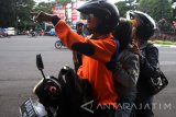 Relawan menjemput penumpang terlantar saat terjadi mogok angkutan massal di Malang, Jawa Timur, Selasa (27/3). Sejumlah komunitas dan kelompok masyarakat secara sukarela menjemput serta mengantarkan penumpang secara gratis terkait aksi mogok massal angkutan umum yang sudah berlangsung selama lima hari. Antara Jatim/Ari Bowo Sucipto/zk/17