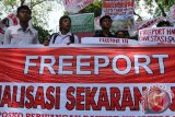 Pengunjuk rasa yang tergabung dalam Posko Perjuangan Rakyat (Pospera) melakukan aksi di depan gedung DPRD Sumatera Utara, di Medan, Selasa (7/3). Mereka meminta pemerintah untuk menasionalisasi PT Freeport Indonesia. ANTARA SUMUT/Irsan Mulyadi/17