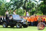 Kapolri, Jenderal Pol Tito Karnavian (tiga kiri) melakukan pemeriksaan pasukan saat Apel Besar Satgas Penanggulangan Kebakaran Hutan dan Lahan (Karhutla) di Mapolda Kalbar, Senin (6/3). Kapolri menyatakan bahwa Ia berharap dengan digelarnya apel yang diikuti tiga ribu anggota pemadam kebakaran swasta dan daerah tersebut, penanganan penanggulangan karhutla di Kalbar dapat diantisipasi sejak dini. ANTARA FOTO/Jessica Helena Wuysang/17