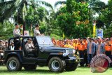 Kapolri, Jenderal Pol Tito Karnavian (tiga kiri) melakukan pemeriksaan pasukan saat Apel Besar Satgas Penanggulangan Kebakaran Hutan dan Lahan (Karhutla) di Mapolda Kalbar, Senin (6/3). Kapolri menyatakan bahwa Ia berharap dengan digelarnya apel yang diikuti tiga ribu anggota pemadam kebakaran swasta dan daerah tersebut, penanganan penanggulangan karhutla di Kalbar dapat diantisipasi sejak dini. ANTARA FOTO/Jessica Helena Wuysang/17