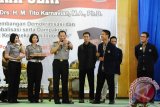 Kapolda Kalbar, Jenderal Tito Karnavian (tiga kiri) berbicara dengan beberapa mahasiswa usai memberikan kuliah umum di Universitas Tanjungpura Pontianak, Kalbar, Senin (6/3). Dalam kuliah umum yang dihadiri civitas akademika se-Kalimantan tersebut, Kapolri memaparkan tentang perkembangan demokratisasi dan globalisasi serta dampaknya bagi Kebhinnekaan di Indonesia. ANTARA FOTO/Jessica Helena Wuysang/17