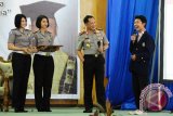 Kapolda Kalbar, Jenderal Tito Karnavian (tiga kiri) berbicara dengan mahasiswa usai memberikan kuliah umum di Universitas Tanjungpura Pontianak, Kalbar, Senin (6/3). Dalam kuliah umum yang dihadiri civitas akademika se-Kalimantan tersebut, Kapolri memaparkan tentang perkembangan demokratisasi dan globalisasi serta dampaknya bagi Kebhinnekaan di Indonesia. ANTARA FOTO/Jessica Helena Wuysang/17