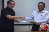 Direktur Antara Insight  Reza A Maulana (kiri) bersalaman dengan Plt Kepala Dinas  Komunikasi dan Informasi Kabupaten Batanghari, Jambi , Sehan SE, M Si di acara penandatanganan Kesepahaman Kerjasama Media Monitoring Antara Insight dan Kabupaten Batanghari, Jambi di Jakarta, Selasa (7/3/) (Antara) 